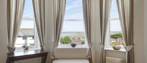 Televisión, reproductor de DVD y oficina