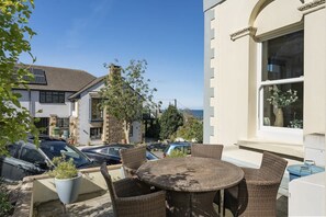 Outdoor dining - Modern Apartment, Private Parking, Walk to Beach! (Westward Ho)