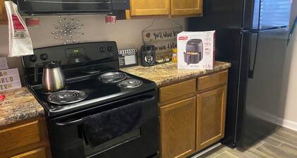 Cozy 2-bedroom with AC and WiFi in welcoming Sandy Springs