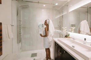 Shower, hair dryer, towels - Modern Home in FTL!  Hot Tub & Dogs Welcome! (Oakland Park)
