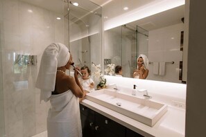 Shower, hair dryer, towels
