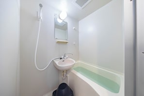 Căn hộ phong cách cổ điển (403) | Phòng tắm | Dép đi trong nhà, chậu vệ sinh/vòi rửa