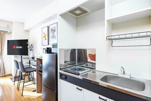 Departamento de diseñador (301) | Cocina privada | Tetera eléctrica y tostadora 