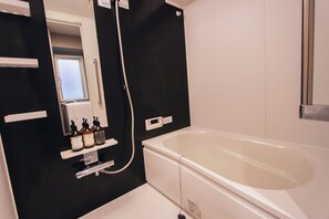 Habitación cuádruple superior | Baño | Secador de pelo, zapatillas, toallas y champú