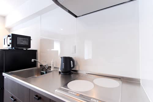 Apartamento Confort | Cocina privada | Frigorífico, microondas, placa de cocina y utensilios de cocina