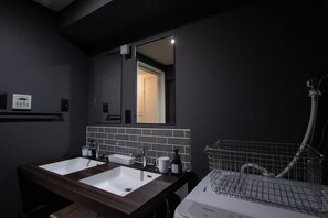 Hair dryer, slippers, towels, shampoo - kei Hotel and Apartment (Fukuoka)