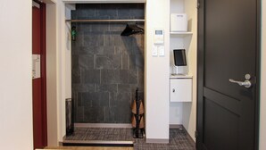 Une salle de bain moderne avec un espace douche, un porte-serviettes et un support à papier toilette.