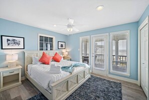 5 bedrooms, desk, iron/ironing board, travel cot - Beach House with Ocean Views, Just Steps from Sand (Galveston)