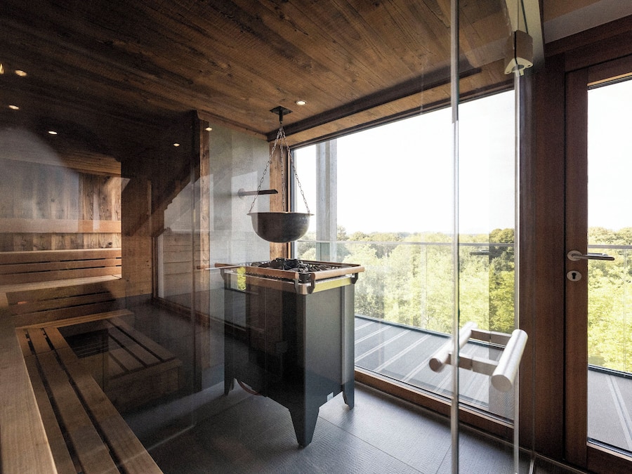 Couples treatment rooms, sauna, hot tub, steam room, hot springs