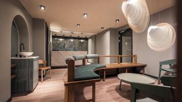 Un interior moderno con muebles de madera, pared de mármol e iluminación empotrada.