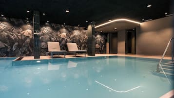 Innenpool, Außenpool (je nach Saison geöffnet), Cabañas (kostenlos)