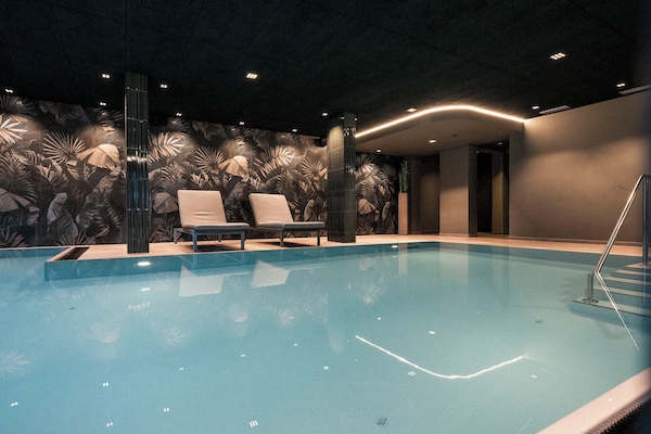 Piscine intérieure, piscine extérieure en saison, cabanas gratuites