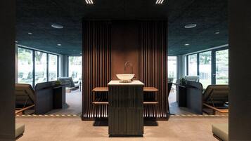 Couples treatment room(s), sauna, hot tub, steam room