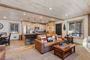 Smart TV, fireplace - The Black Bear Escaped! Hot Tub, Fire Pit , Yellowstone, Golf Course! (Island Park)