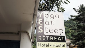 Señal para un hotel y hostal de retiro de yoga y descanso, y un restaurante llamado Kashi.