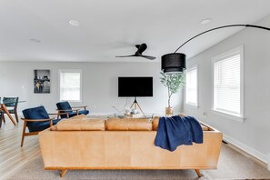 Una Smart TV, una chimenea