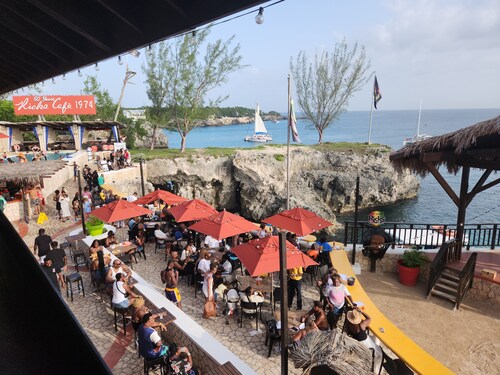 Green Creek Oasis 5-bed, sleep 12, Villa with AC, WiFi, Pool and Beach
