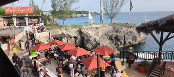 Green Creek Oasis 5-bed, sleep 12, Villa with AC, WiFi, Pool and Beach
