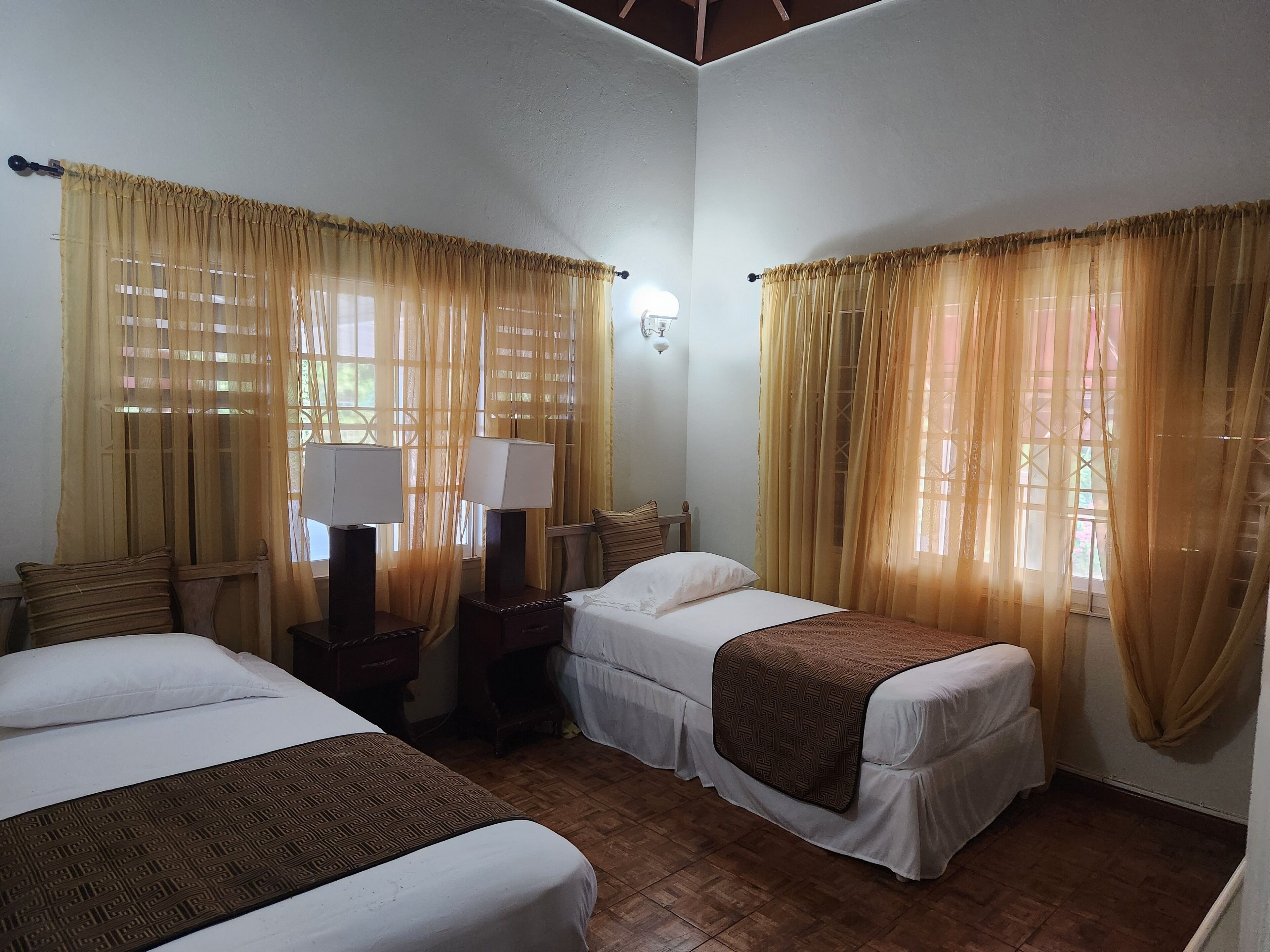 5 bedrooms, WiFi, bed sheets