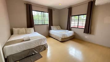 1 habitación, tabla de planchar con plancha, wifi y ropa de cama