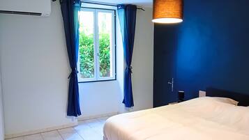 2 slaapkamers, een bureau, een strijkplank/strijkijzer, reisbedje