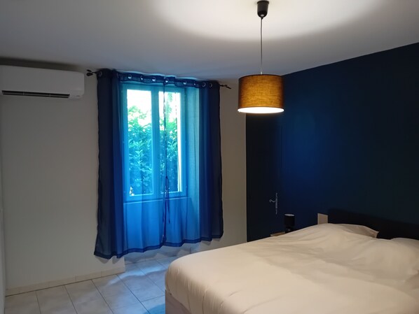 2 bedrooms, desk, iron/ironing board, travel crib - self-catering apartment for up to 6 people (Cruis)