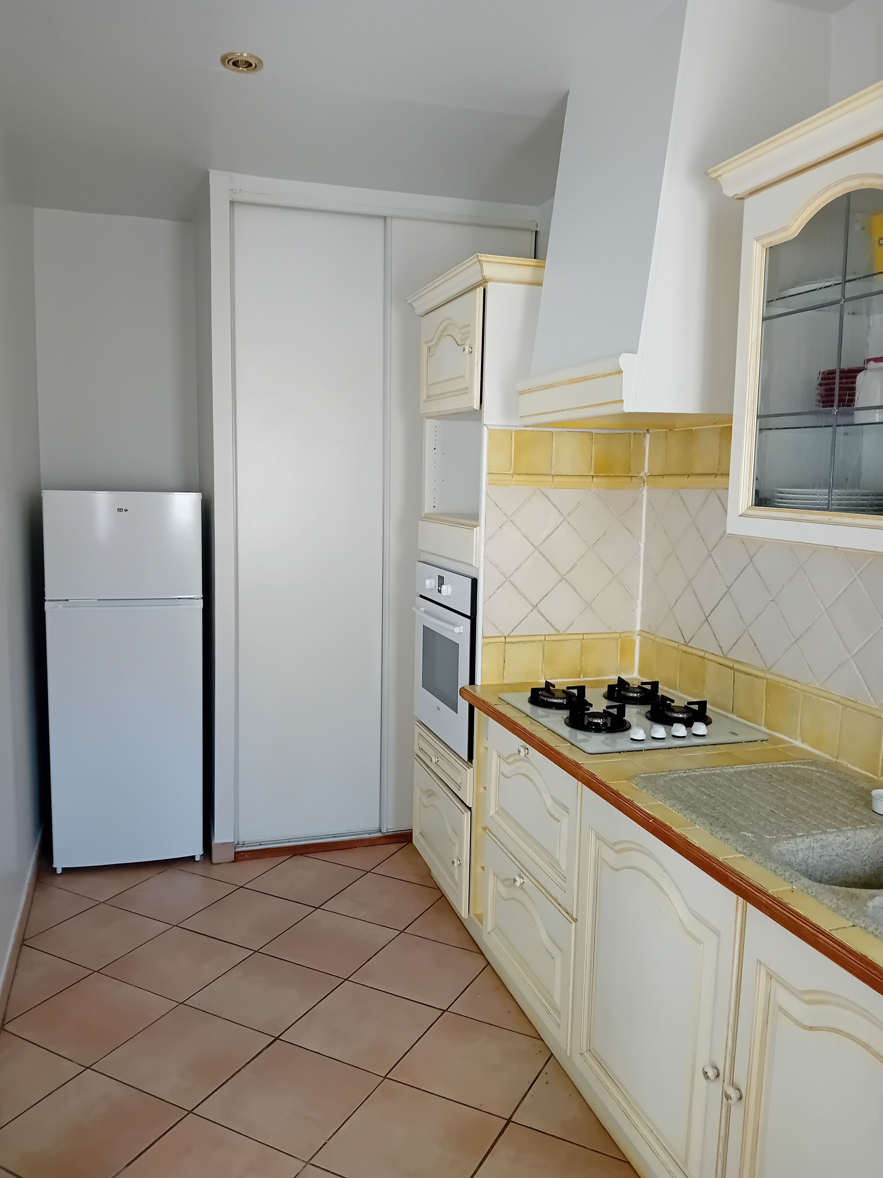 Refrigerador, microondas, horno, placa de cocina