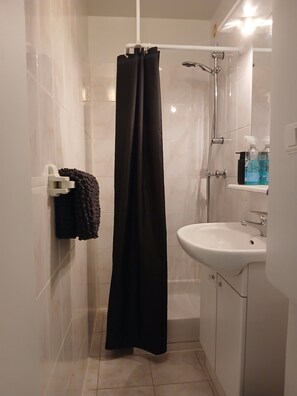 Dusche, Haartrockner, Handtücher, Toilettenpapier