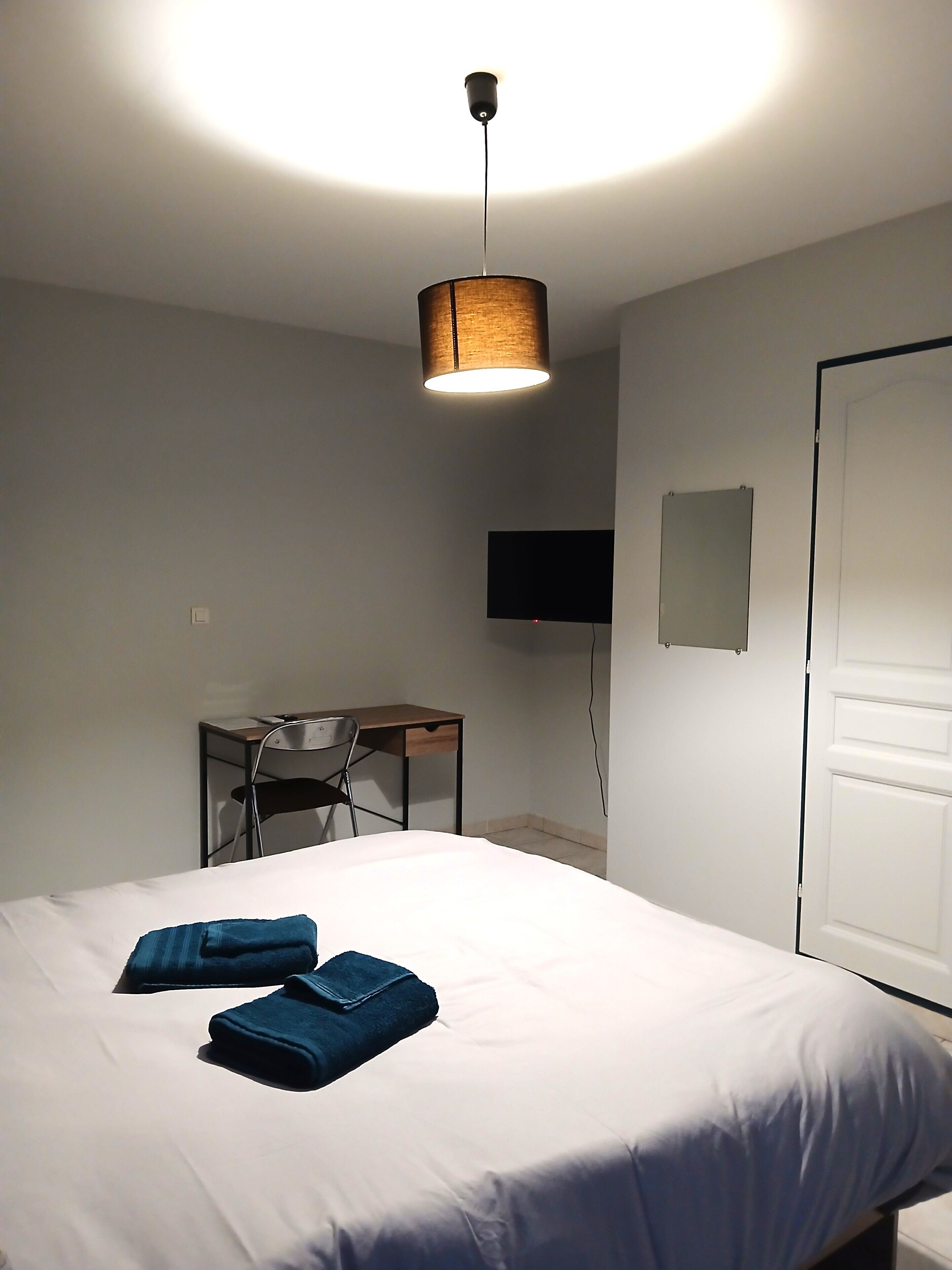 2 habitaciones, escritorio y tabla de planchar con plancha 