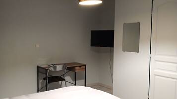 2 habitaciones, escritorio y tabla de planchar con plancha