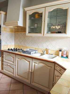 Fridge, microwave, oven, stovetop - self-catering apartment for up to 6 people (Cruis)