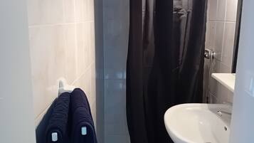 Douche, sèche-cheveux, serviettes fournies, papier toilette