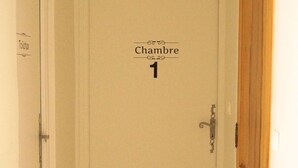 A hallway with a door labeled "Chambre 1". - self-catering apartment for up to 6 people (Cruis)