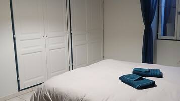 2 bedrooms, desk, iron/ironing board, travel crib