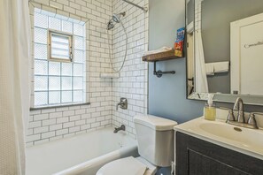 Shower, hair dryer, bidet, towels
