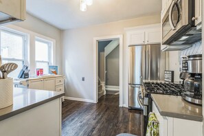 冷蔵庫、電子レンジ、オーブン、コンロ