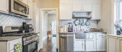 Kylskåp, mikrovågsugn, ugn och spishäll