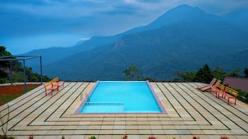 6 outdoor pools