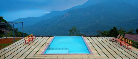 6 outdoor pools