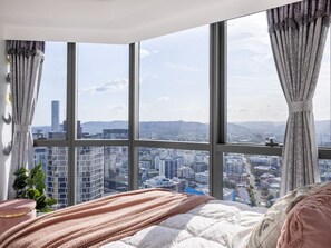3 bedrooms, iron/ironing board, travel cot, WiFi - Luxury 3BR Suite Stunning Skyline-River-View @ CBD (Brisbane City)