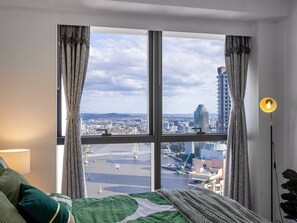 3 makuuhuonetta, silitysrauta/-lauta, vauvan matkasänky, Wi-Fi