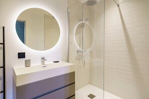 Douche, sèche-cheveux, serviettes fournies, savon