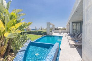 Una piscina al aire libre, una piscina climatizada
