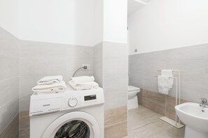 Lejlighed - byudsigt | Badeværelse | Bruser, hårtørrer, bidet, håndklæder