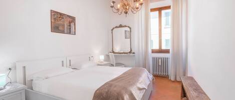 2 habitaciones, tabla de planchar con plancha y cunas gratuitas