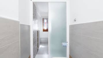 Apartamento, vistas a la ciudad | Baño | Ducha, secador de pelo, bidé y toallas
