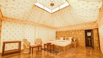 Deluxe tent, balkon, uitzicht op de woestijn | 20 slaapkamers, een laptopwerkplek, verduisterende gordijnen