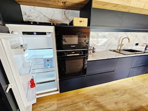 Kühlschrank, Mikrowelle, Ofen, Herdplatte