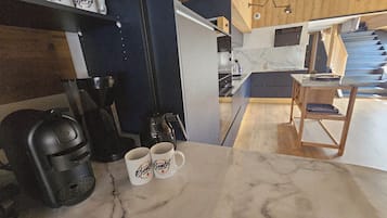 Een koelkast, een microgolfoven, een oven, een kookplaat