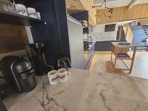 Réfrigérateur, micro-ondes, four, plaque de cuisson